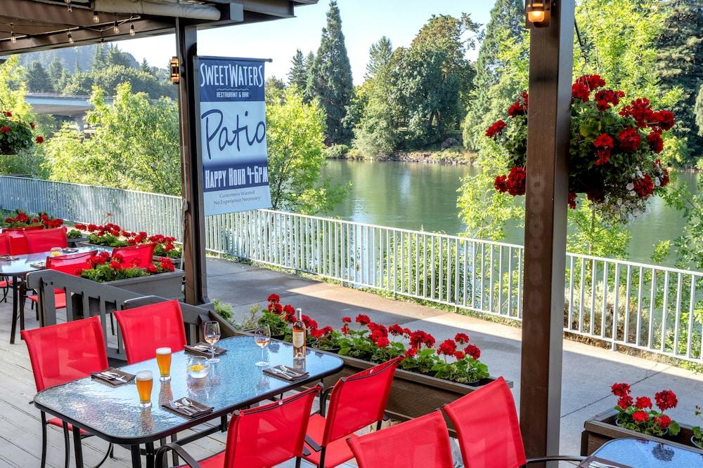 Valley River Inn Eugene Exterior photo
