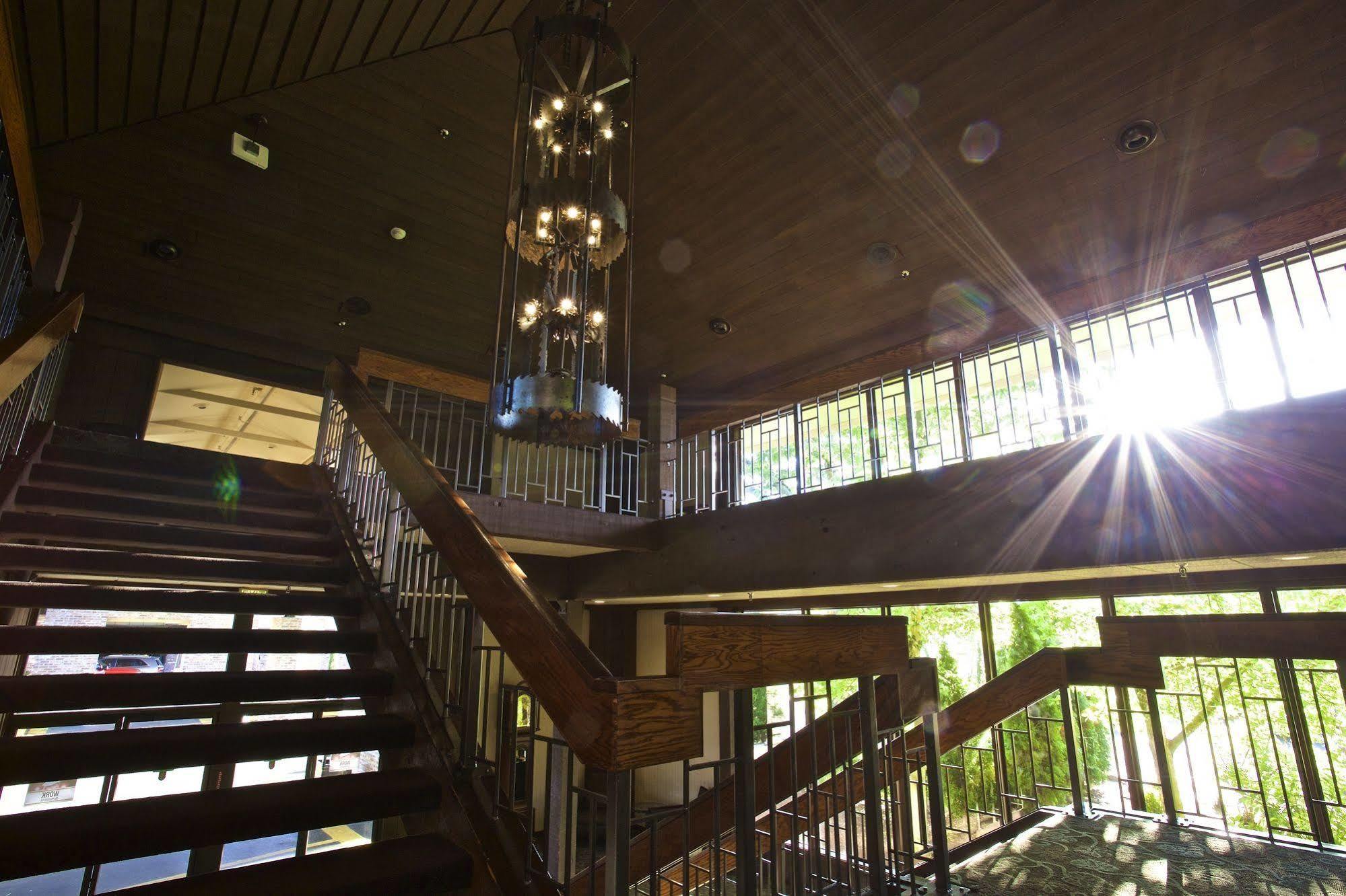 Valley River Inn Eugene Exterior photo