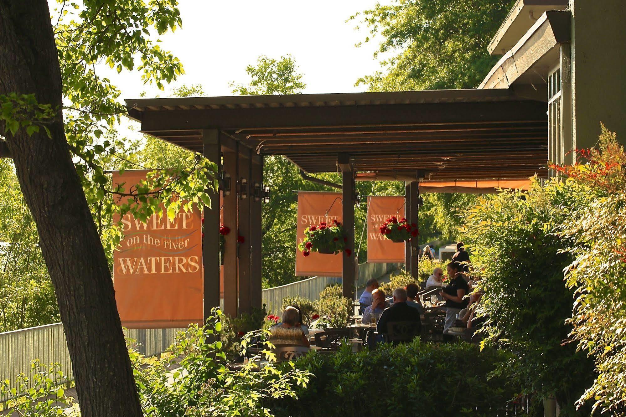 Valley River Inn Eugene Exterior photo