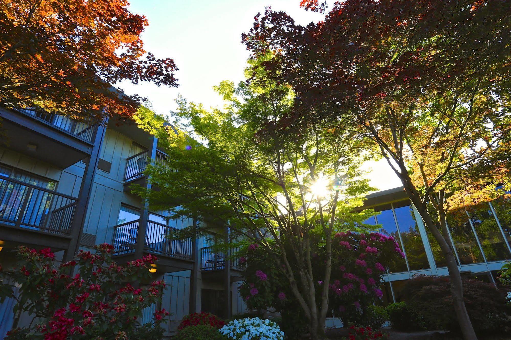 Valley River Inn Eugene Exterior photo