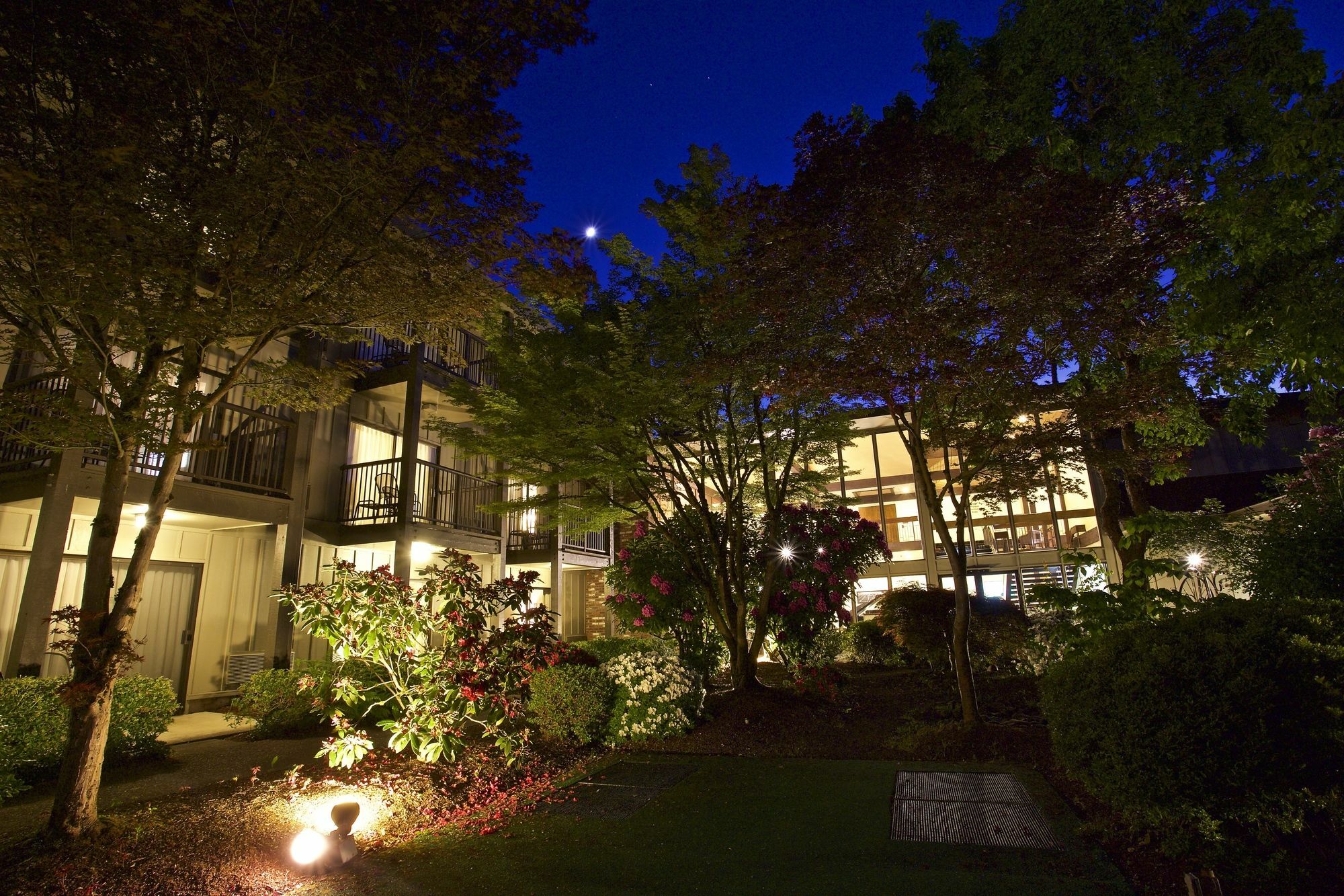 Valley River Inn Eugene Exterior photo
